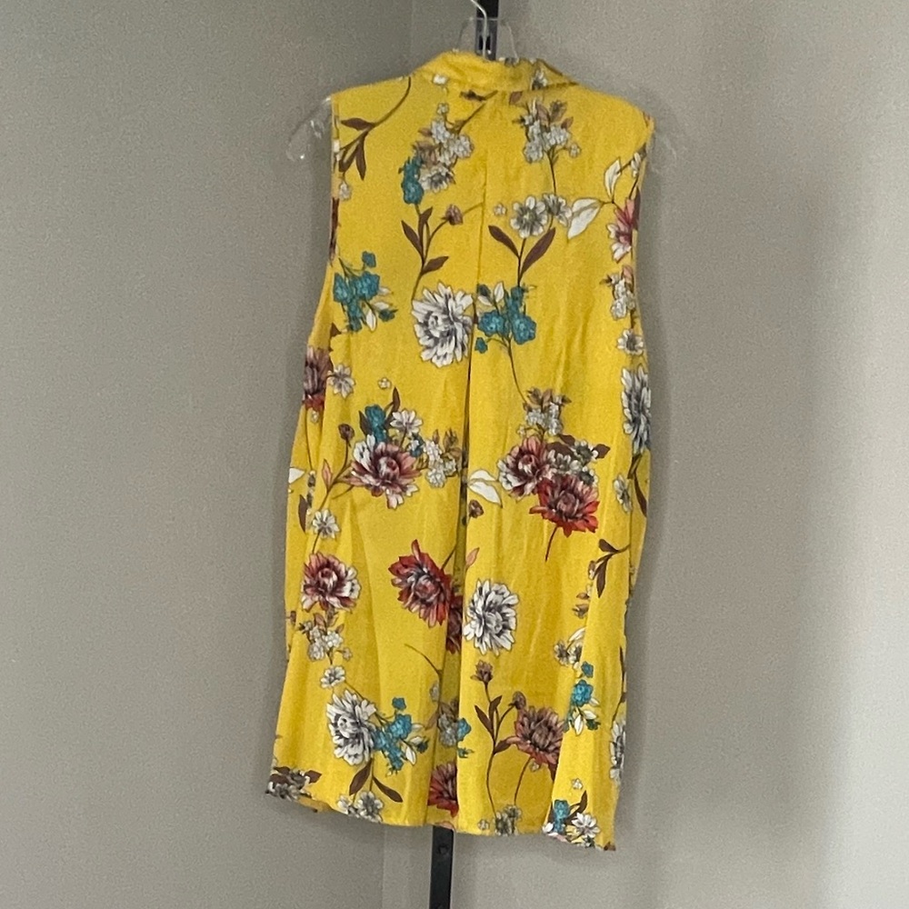 Tropical swing shirt. Cute details. NWOT.
